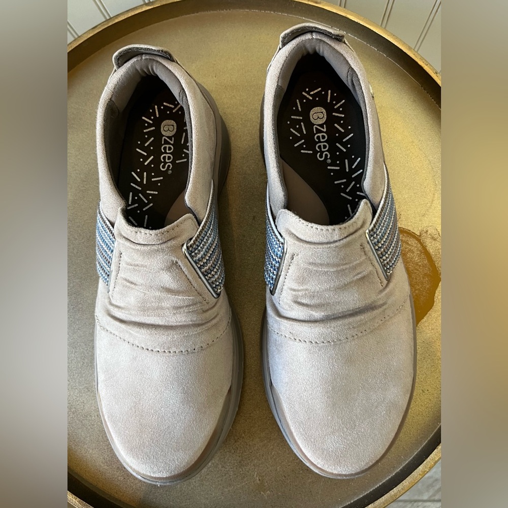 BZEES GIDDY UP SLIP ON SNEAKERS IN BEIGE/TAUPE. SIZE: 6M. NEW WITHOUT TAGS